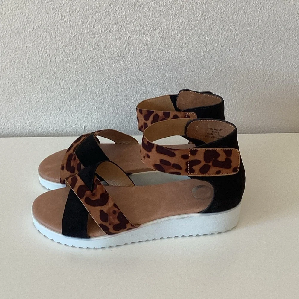 New WB Journee collection Leopard Print and Black Women's Sandals - Picture 2 of 5